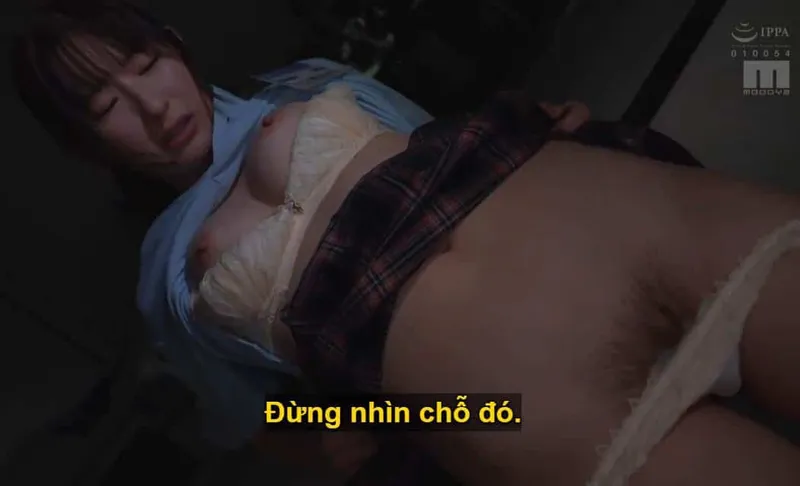 Ông chủ lập mưu "đè" cô nhân viên dưới quyền kiêu kỳ lười nhác, suốt ngày chỉ chăm chăm tán gẫu tin nhắn với người yêu.